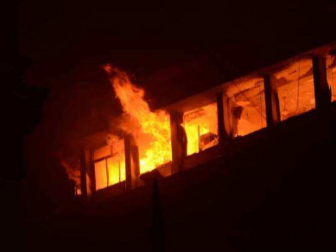 पश्चिम बंगाल: कोलकाता के बड़े बाजार बिल्डिंग में लगी आग, इमारत में आग से दमकलकर्मियों समेत 9 की मौत