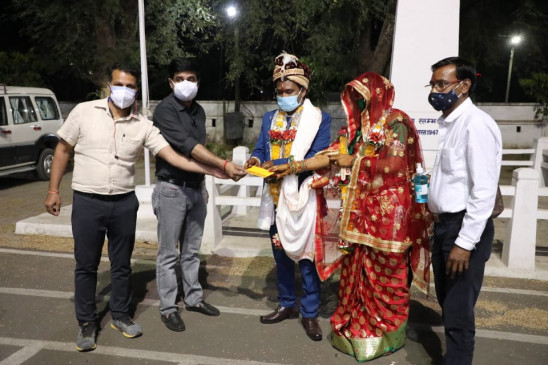11 thousand given for the patients of Varmala Kovid wearing a couple in the collectorate