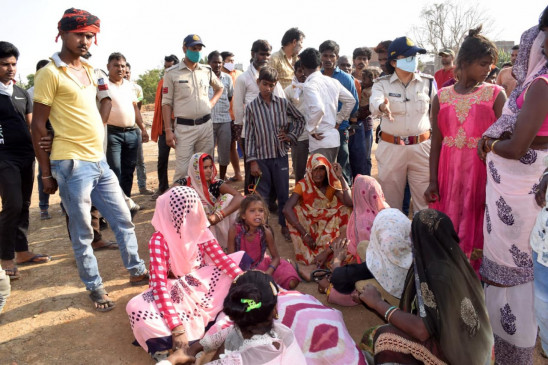 A woman laborer digging a pit for Pilar died due to electrocution - a blow to the deceased including her husband.