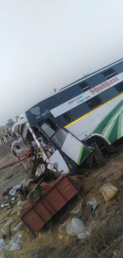Bus traversed from road by stumbling tractor-trolley - one dead, one and a half dozen passengers injured
