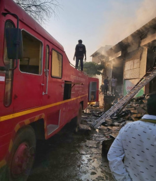 Fire in Majalgaon oil packing factory, heavy damage