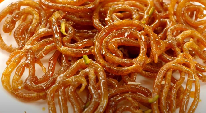 Jalebi: सिर्फ 20 मिनट में बनाएं आटे की कुरकुरी जलेबी, जानें रेसिपी