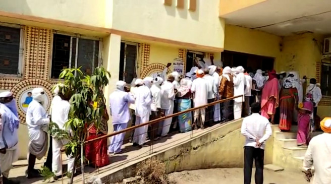 People flocked to take Corona vaccine, had to do mild lathicharge