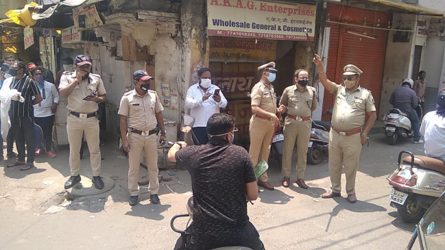 नागपुर :  लॉकडाउन में शुरू दुकानें बंद करवाने पहुंची पुलिस