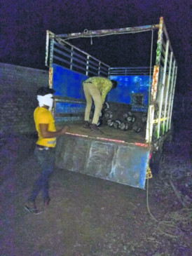 Police personnel lifted oxygen cylinders from the plant to save the lives of patients