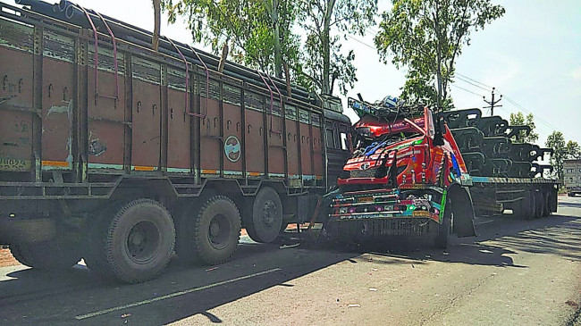 Truck loaded with tur dal rammed into standing truck, 1 dead. 1 injured