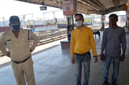 तेंदूखेड़ा के जैन मंदिर से 5.94 लाख की नगदी चुराकर भाग रहे 2 आरोपी  जीआरपी के हत्थे चढ़े