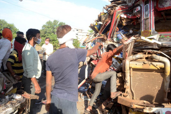 2 killed in direct collision of trucks, 6 injured - car collided with a standing truck, death of husband and wife
