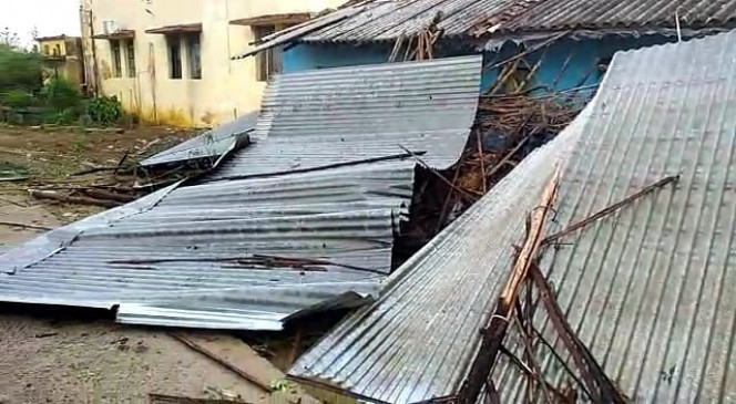 बालाघाट में तूफान ने मचाई तबाही - एक की मौत , दर्जनों मकानों की छत उड़ी 