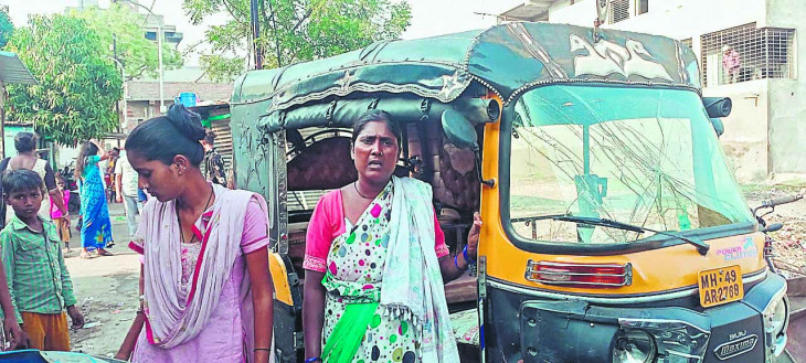 Innocent also had to be the victim of the wrath of the police, lathi rammed into the houses