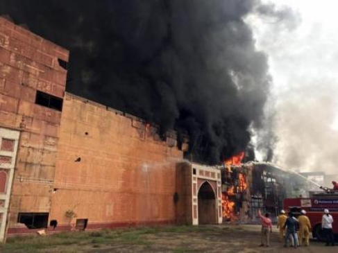 Jodha-Akbar set burnt on fire in ND studio | एनडी स्टूडियो में आग लगने से  जोधा-अकबर का सेट जला - दैनिक भास्कर हिंदी