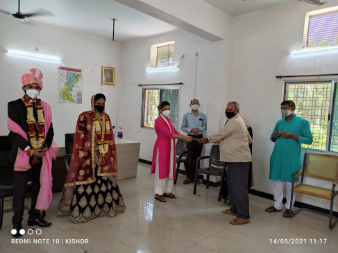 Married bridegroom in SDM office - bride and groom - married in the Corona era