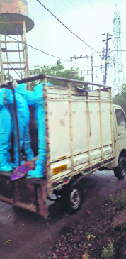 Neither shoulder, nor rituals, the bodies of the infected are being carried in the garbage cart