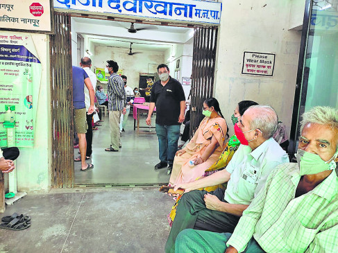 Politics in vaccination, started in BJP division centers, closed elsewhere due to shortage of stock
