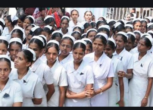 टीकमगढ़ के सरकारी अस्पताल में कोरोना मरीजों का मनोबल बढ़ा रही नर्स की कहानी