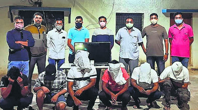 The gambling den was running in the teenshed of the farm, the police raided and caught 6 bookies The gambling den was running in the teenshed of the farm, the police raided and caught 6 bookies