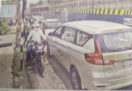 Flyover construction - no diversion, no signage, vehicles stuck on narrow road