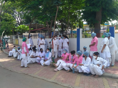 नर्सो की हड़ताल के कारण स्वास्थ्य सेवाएं लडख़ाईं 