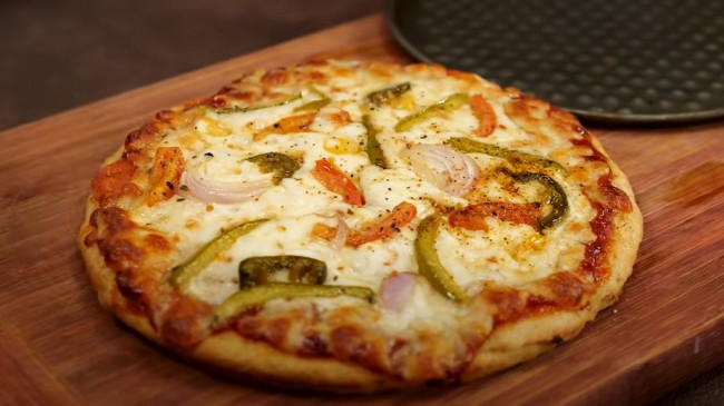 Atta pizza: बिना ओवन आसानी से बनाएं आटा पिज्जा, स्वाद में नहीं है बाजार से कम