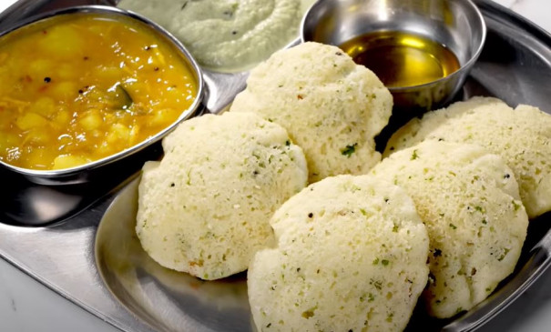 Rava Idli: सिर्फ 30 मिनट में बनाएं रवा इडली, जानें आसान रेसिपी