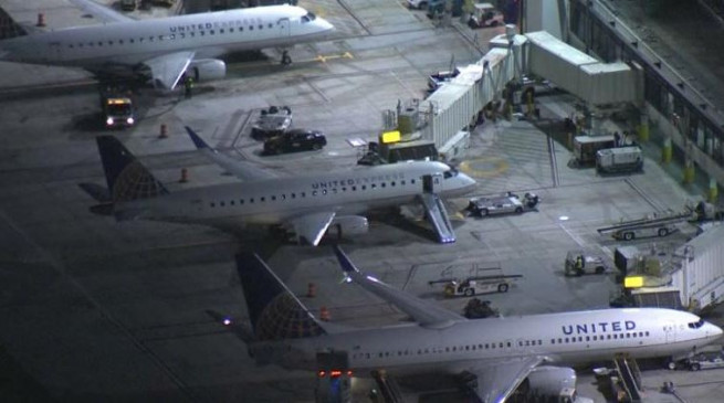 लॉस एंजिल्स इंटरनेशनल एयरपोर्ट पर चलती फ्लाइट से कूदा पैसेंजर, अधिकारियों ने हिरासत में लेने के बाद अस्पताल भेजा