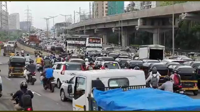 Mumbai: Traffic jam started as soon as restrictions were relaxed