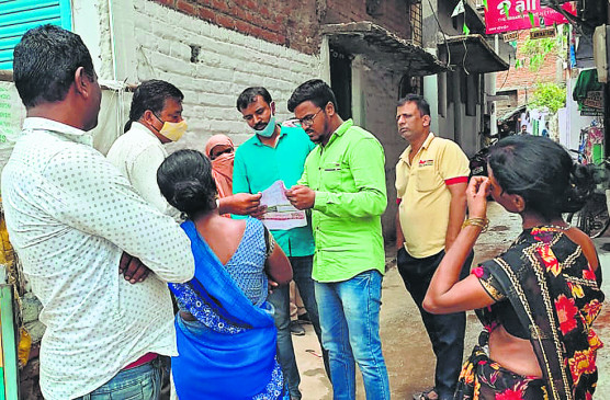 People surrounded the electrical officers who came to cut the electricity