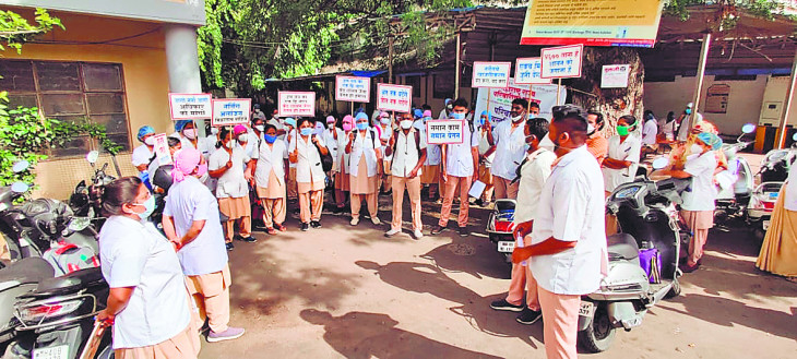 Signal strike by 725 nurses in Nagpurs Medical and Mayo Hospital