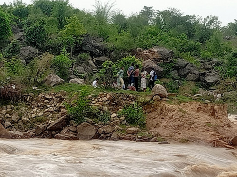 जाम नदी में अचानक आई बाढ़, टापू पर फंसे 12 लोग, बचाने रेस्क्यू जारी