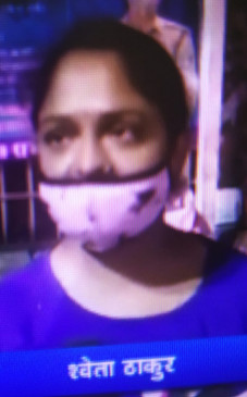 ग्रुप लोन कंपनी से जुड़ी युवती ने थाने में मचाया हंगामा