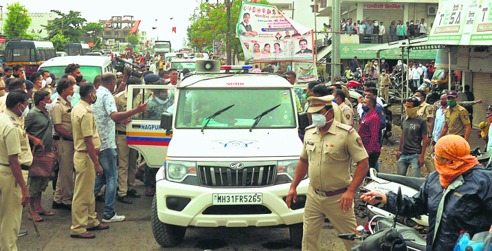 The man was caught asking for 50 lakh rupees from the builder family at the tip of the pistol after entering the house.