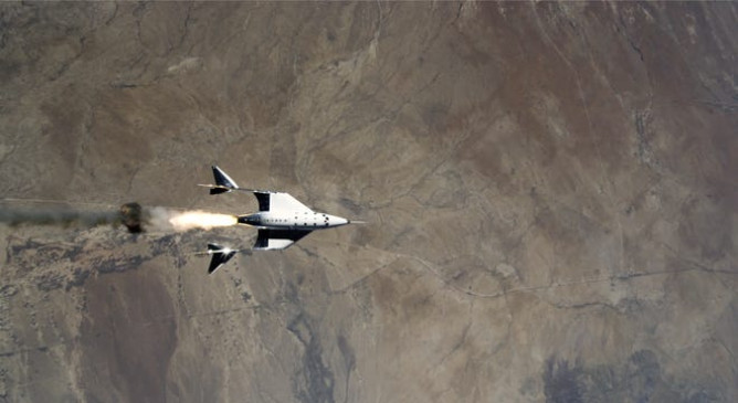 Space Tourism: वर्जिन गेलेक्टिक को कस्टमरों को स्पेस यात्रा कराने के लिए FAA का अप्रूवल, क्या जेफ बेजोस की फ्लाइट को हरा पाएंगे रिचर्ड ब्रैनसन?