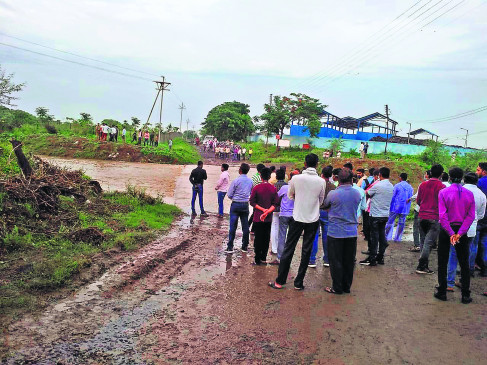 2 people washed away with bike while crossing Gowri bridge due to rain