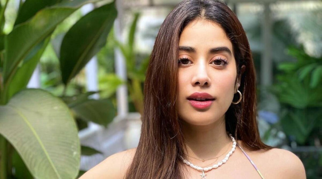 Photo: देखिए, ग्लैमर लुक में खाना खाते हुए Janhvi Kapoor की फोटो हुई वायरल 