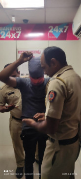 ATM was bursting, citizens caught and handed over to police