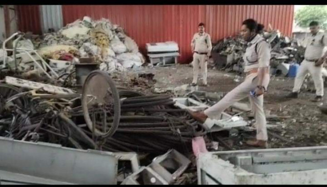 हिस्ट्रीशीटर के कबाडख़ाने में बस, ट्रक व क्रेन के इंजन मिले