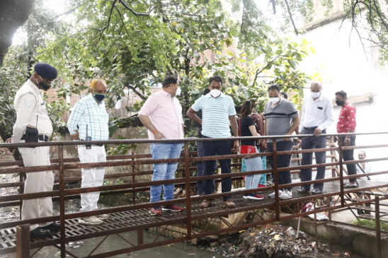 कलेक्टर ने किया  नाले-नालियों की सफाई कार्य का निरीक्षण.