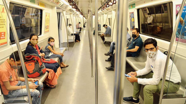 दिल्ली में राहत: सोमवार से 100% क्षमता के साथ चलेगी मेट्रो, शादी समारोह और अंतिम संस्कार में शामिल होंगे सकेंगे 100 लोग