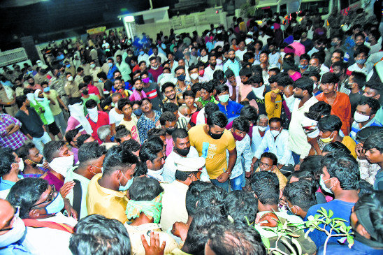 Divyang was beaten up by the police, the public got angry with the death