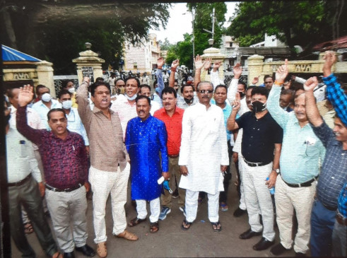 सरकारी कार्यालयों के नहीं खुले ताले - कर्मचारियों ने लिया सामूहिक अवकाश