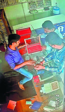 Jewelery worth lakhs blew away from 4 masked bullion shops