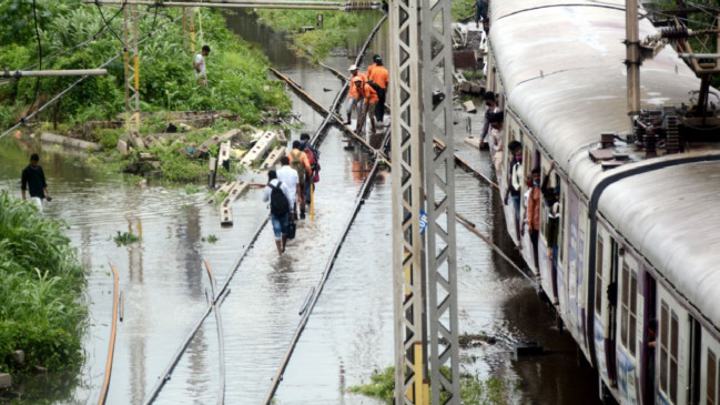नागपुर : कसाराघाट में बारिश से पटरियां बहीं, थमीं ट्रेन