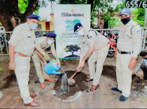 पौधारोपणआज की जरूरत - पौधारोपण होते ही उत्सव में बदला माहौल