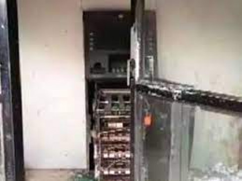 एटीएम तोड़ कर ले भागे 3.65 लाख रुपए,घर में घुसकर लूटपाट