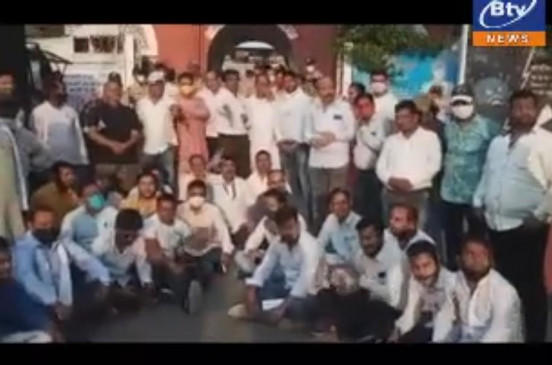 पार्टी से ढोल जब्त कर टीआई ने ढोल वादक के सीने में मारी लात
