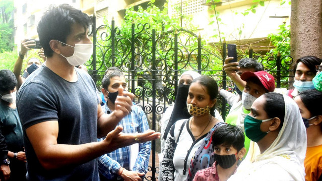 1200 किमी. साइकिल चलाकर सोनू का फैन पहुंचा मुंबई, एक्टर ने मिलकर पहनाई फूल की माला