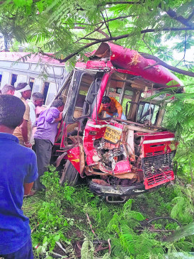 The bus which came out of Nagpur collided with the container near Bhandara and entered the pit.