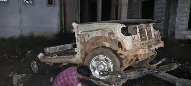 कबाड़ में कट रही थी लग्जरी कार, छापे से मचा हड़कम्प, पुलिस ने जब्त किए वाहन के टुकड़े