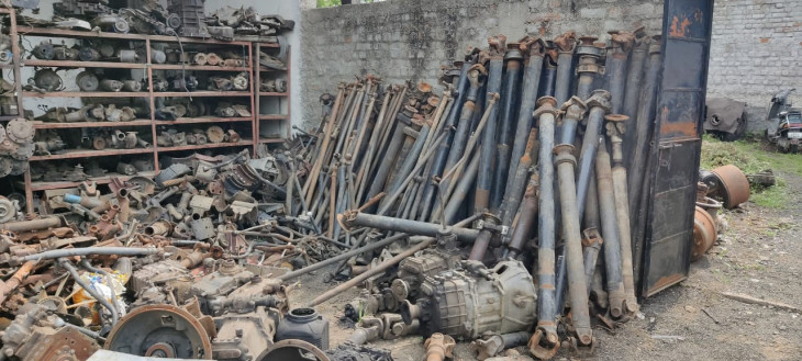 कबाड़खाने में रखे हुए थे ट्रक एवं जनरेटर के इंजन, क्राइम ब्रांच ने मारा छापा