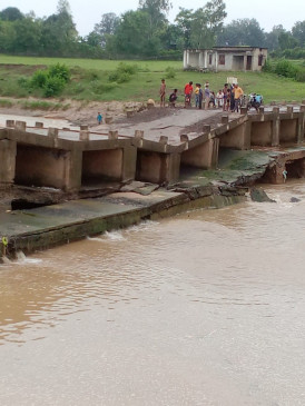 उमरिया :भदार नदी का रपटा ढहा -आधा दर्जन गांवों का आवागमन ठप